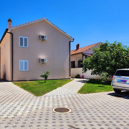 Ena Apartamento Turanj Exterior foto