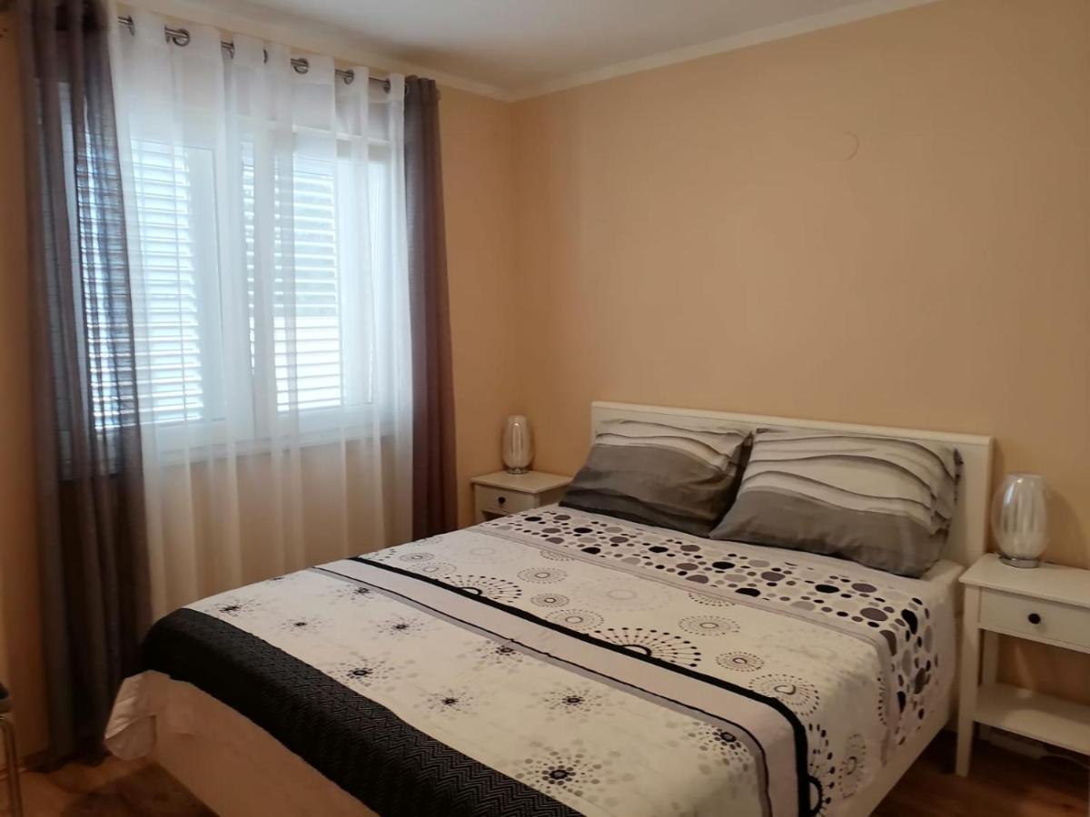 Ena Apartamento Turanj Exterior foto