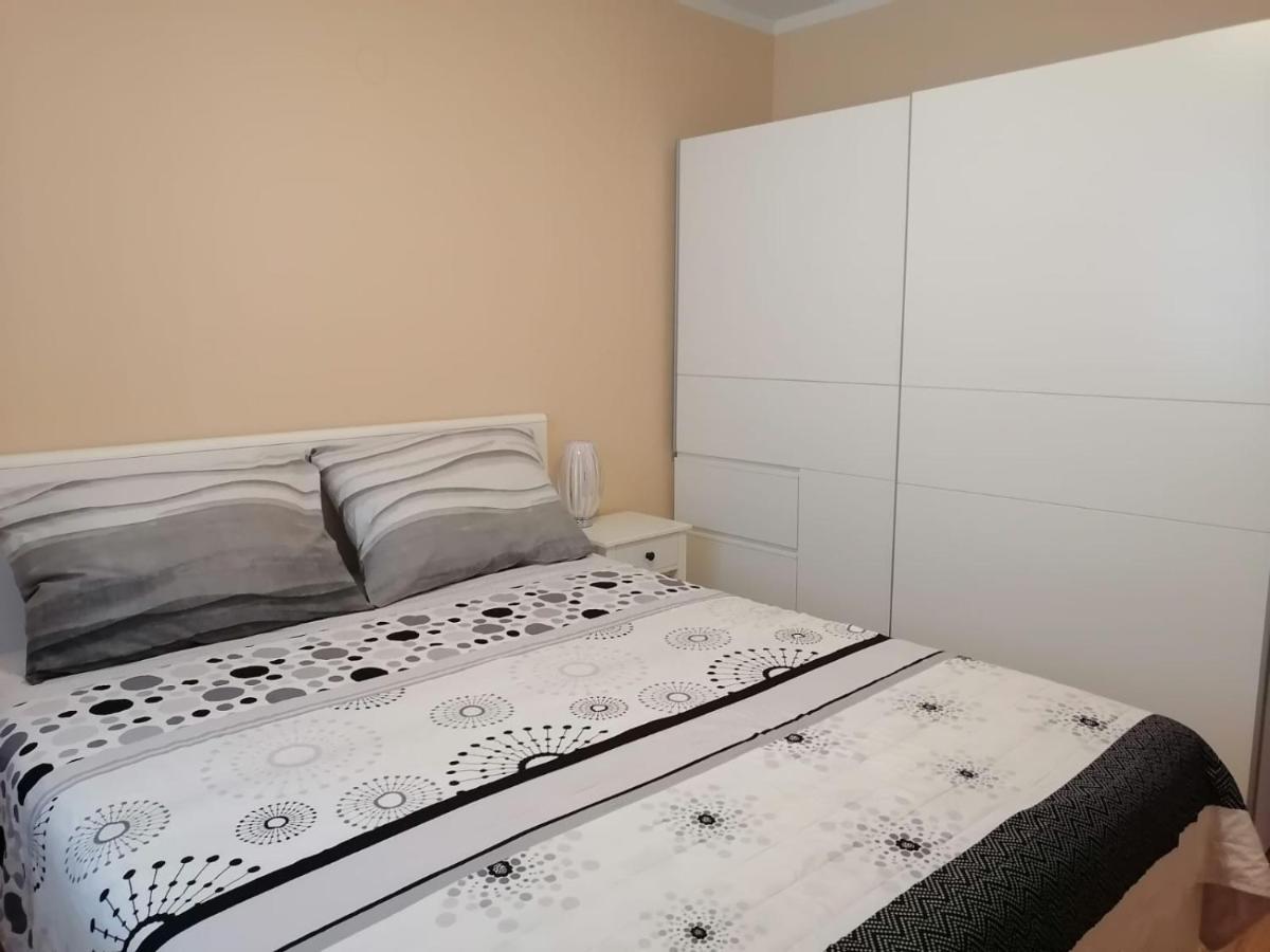 Ena Apartamento Turanj Exterior foto